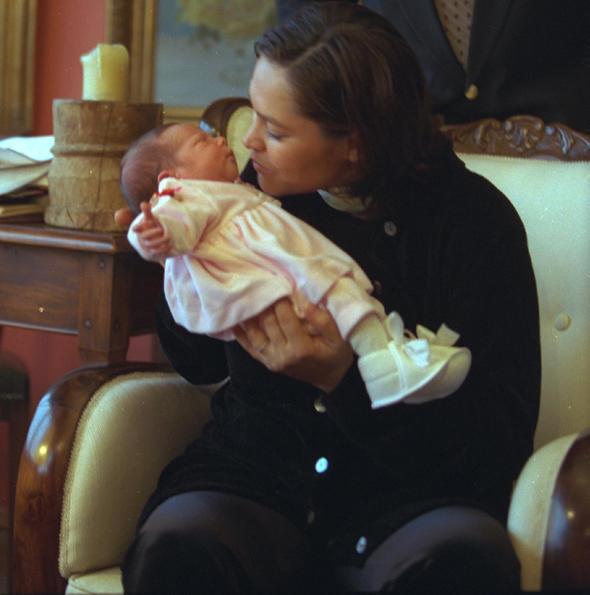 Avar kz, doumdan sonra evinde dzenledii basn toplants ile gazetecilerin karsna kt.