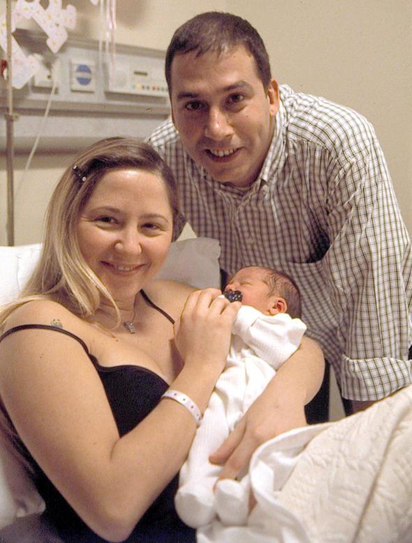 PINAR AYLN    Pnar Aylin , Amerikan Hastanesi'nde sezaryenle bir kz ocuu dnyaya getirdi. kili kzlarna Maya adn verdi.