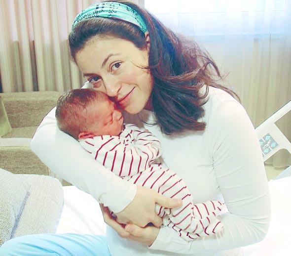 YONCA CEVHER    Son olarak Asla Vazgemem ile izleyici karsna kan Yonca Cevher'in olu 3.5 kilo arlnda dnyaya geldi.