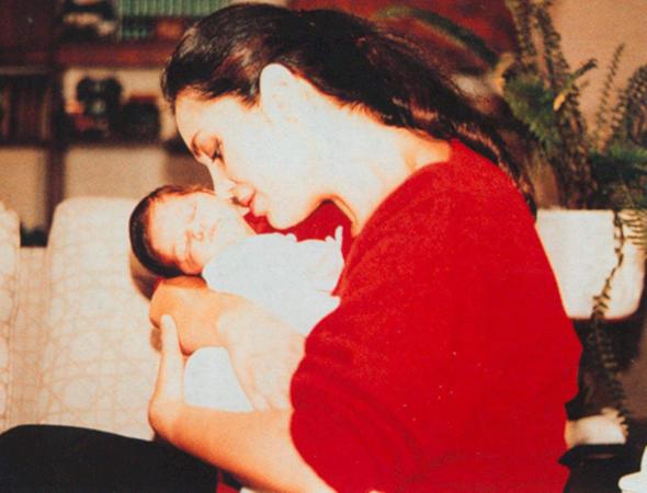 TRKAN ORAY    Yeilam'n Sultan' Trkan oray'n Cihan nal ile olan evliliinden bir kz dnyaya geldi. Anne - kz birlikte ilk fotoraf Yamur, henz bir aylkken ekildi.