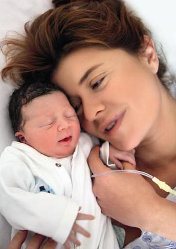 EBNEM ZNAL - EFK ZTEK    ebnem zinal, doumdan hemen sonra kz Aye ile objektif karsna geti.