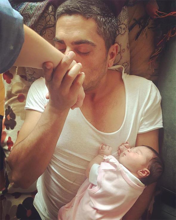 Kzn ilk kez kucana ald ann fotorafn sosyal medya hesabndan paylaan Blent Polat fotorafn altna; 'Ve ben mrmde ilk defa o an tam, tamamlanm, mutlu ve huzurlu hissettim' mesajn yazd.