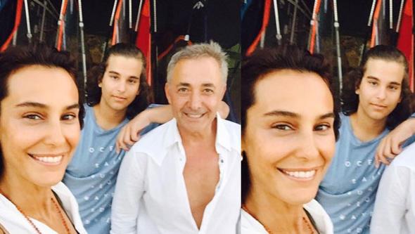 Oyuncu ei Mehmet Aslantu ve olu Can ile verdii pozu "Mutlu Bayramlar" notuyla paylaan Onan ksa srede ok sayda beeni ald.    iftin olu Can'n ise byd ve giderek annesi Arzum Onan'a benzemeye balad da dikkatlerden kamad.