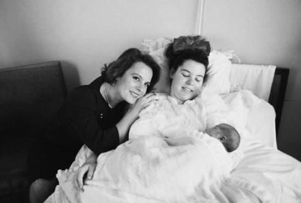 GLAH ALKOLAR    Trk sinemasnn baarl ismi Hlya Koyiit'in kz Glah Alkolar, Nesliah adn verdii bir kz bebek dnyaya getirdi. Doumdan sonra bebei kucanda poz veren Glah, "Mutlaka yaanmas gereken bir mutluluk" diyerek duygularn dile getirdi.