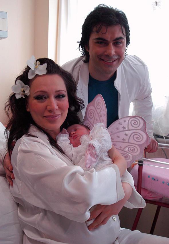 UMUT AKYREK    Sanat Mziinin gl yorumcularndan Umut Akyrek'in Oktay Erturul ile olan evliliinden bir kz oldu. ift ilk pozlarn, kzlarna melek kanatlar takarak verdi.