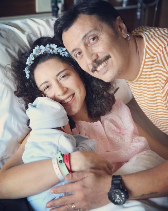 lk kez anne-baba olma heyecan yaayan nl ift paylatklar bu fotorafa; 'Tantralm Kemal ahin biz ok iyiyiz' notunu dt.