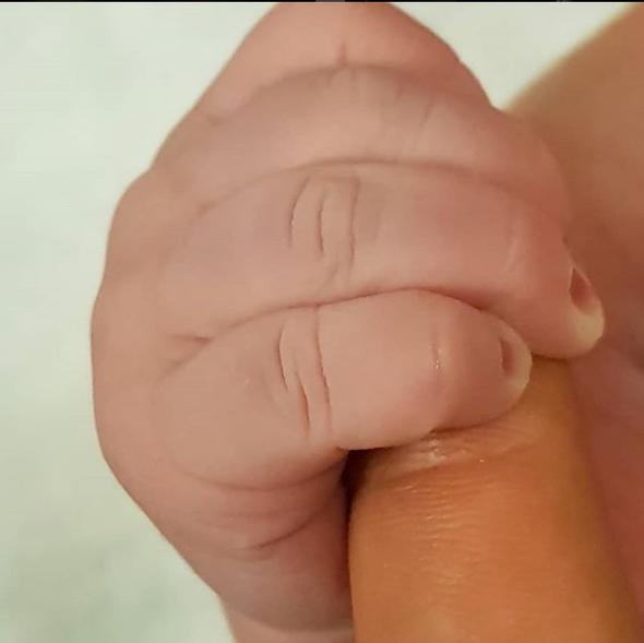 "Unutma ki; artlar ne olursa olsun ben hep yannda olacam.gcm yettiince, aklm erdiince sana son nefesime kadar fiziken, ruhen elik edeceim. Sana yanl seimler yaptn dndnde dorunun ve yanln greceli olduunu, tkandnda hep bir k yolunun bulunduunu, zihnini hep ak tutman gerektiini, her durumda bak an deitirip durumu baka alardan da grmen ve kararlarn yle vermen gerektiini, bir zorlukla karlatnda yeryznde herhangi bir insan o zorluu amsa senin de aabileceini, renmekten ve de dnmekten yoksun olmaman gerektiini, uzaklarda dahi olsan aile birliine nem vermen gerektiini, gerek dostluklar nemsemeni..."