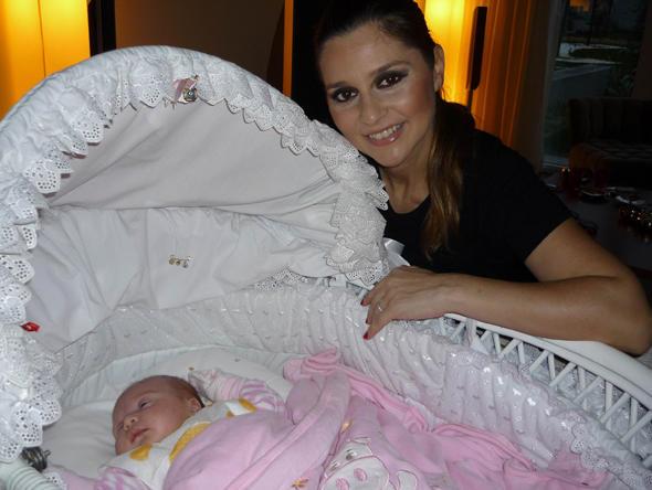 Sezaryen doum ile 2 kilo 950 gram arlnda ve 49 santim boyunda dnyaya gelen bebee, Selin ismi verildi.