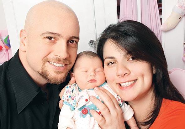 AELYA AKKOYUN    nl oyuncu Aelya Akkoyun ile Enis Cergel, kzlarna Alya Deniz ismini verdi.  Aelya Akoyun mutluluunu "te imdi dodum" szleriyle dile getirdi.