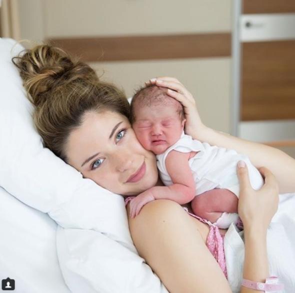 "Benim gzeller gzeli kralie kzm, kalbimin, nefesimin yars; iyi ki beni annen, ailemizi ailen olarak seip geldin dnyaya. Seni oooook seviyoruz. Mutlu, huzurlu, salkl ve bar dolu bir mrn olsun tatl cadm. Not: Ltfen artk samz ekme ve lgnca barma bak bydn artk!"