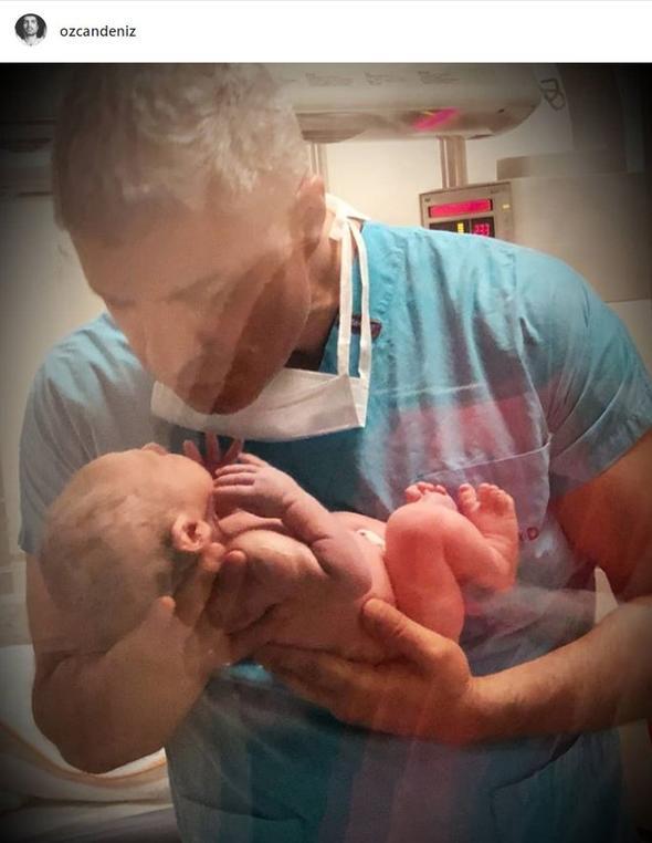 "Bugn doum gnm.Seninle her gz gze gelip, cennet kkn cierlerimi doldurduunda dilimden hep krler dklyor. EN GZEL HEDYEM! ALLAH karna kt insanlar karmasn demeyeceim. Yanllardan, zorluklardan uzak tutsun demeyeceim.    Bunlar yaayacaksn; nk hayatn kural bu. Gerekli bir kuraldr. Sana hayat yaptn yanllar, yaadn zorluklar, karlatn kt insanlar retecektir. Baban olarak duam ve abam bunlar karsnda gl, dayankl ve zeki olman olacak hep. Bunlar buraya yazyorum nk kaybolmayacak bu yazdklarm ve akln erdii andan itibaren hep karna kacak, okuyacaksn."