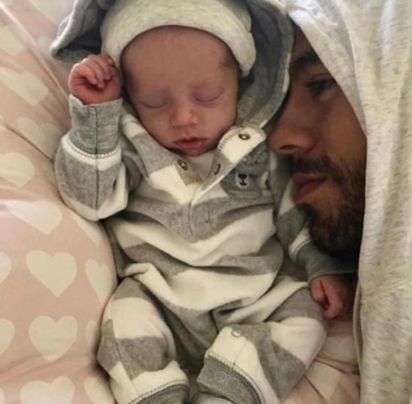 Bir dnem tenis kortlarnn yldz olan Anna Kourkinova ile nl arkc Enrique Iglesias, 16 yldr sren aklarn biri kz dieri erkek iki bebekle talandrd.