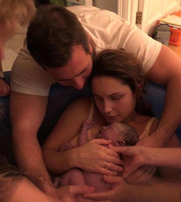 27 yandaki Sam Faiers, Instagram sayfasnda kz Rosie'nin dnyaya gzlerini at ve kendisinin de onu kucana ald ilk anda ekilen bir fotoraf paylat. Hayat arkada Paul Knightley'in de yer ald fotoraf ekildii anda hissettiklerini de "Harika bir evde doum gerekletirdim. Bir bebek dnyaya getirmek hayatmn en deerli ve tarif edilemez anlarndan biriyd" diye konutu.&#65533;