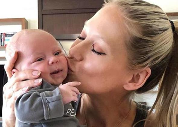 36 yandaki Anna Kournikova ile 42 yandaki Enrique Iglesias, bebeklerine Nicholas ve Lucy adn verdi. Kournikova ve Iglesias, bebeklerle ektirdikleri pozlarn kendi Instagram sayfalarnda "gne m" notuyla Instagram sayfalarnda paylat.