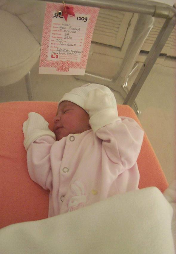 Taksim Alman Hastanesi'nde sezaryenle doum yapan Aydn, 2 kilo 950 gram arlndaki kzna Zeynep Lal ismini verdi.