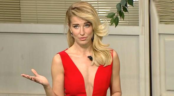 Buse Terim'e bir destek de nl sunucu Burcu Esmersoy'dan geldi. Esmersoy, sayfasnda u mesaj paylat:    "25 yldr ok zorlu bir skterde, varlk gstererek alm, baarl olmu, kendi ayaklar zerinde duran, pek ok gen kza, kadna farkl bir i kapsn aralam bir kadn olarak zaman zaman ve ok az olsa da ben de benzer ekilde saygszlklarla karlatm, ou zaman 'bu benimle ilgili deil bu onlarn ayb' dedim."