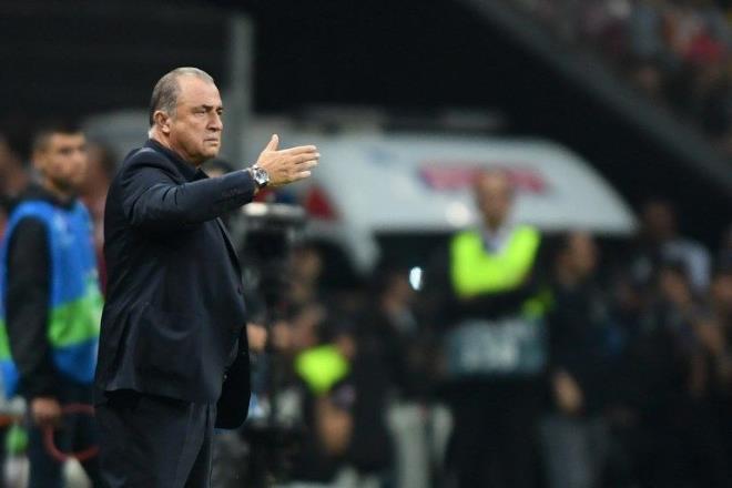 Sar-krmzl ekipte, cezas nedeniyle Sper Lig'deki Bykehir Belediye Erzurumspor mcadelesinde oynayamayan Younes Belhanda ise teknik direktr Fatih Terim'in grev vermesi durumunda bu mata forma giyebilecek.