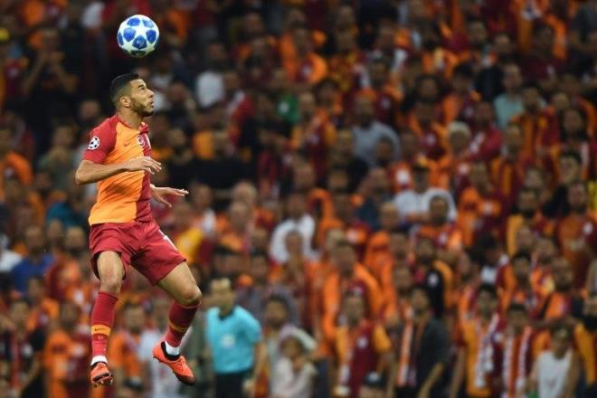 GALATASARAY'DA EKSKLER  <p>  Galatasaray'da iki futbolcu Porto karsnda forma giyemeyecek, iki futbolcunun ise durumu belirsiz.    UEFA ampiyonlar Ligi'ndeki Lokomotiv Moskova msabakasnda krmz kart gren Badou Ndiaye, Porto mcadelesinde cezal olduu iin oynayamayacak.
