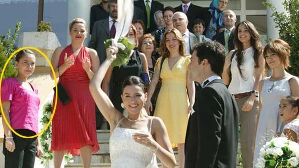 Yaprak Dkm'nn usta ismi Gven Hokna teve2'de yaynlanan 2. Sayfa programna konuk oldu. Hokna, televizyon tarihine damga vuran Yaprak Dkm dizisini ve oyuncularn anlatt.