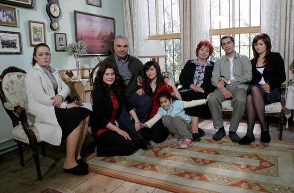 * Biz tam bir aileydik. Halil hala beni aradnda 'Karcm naslsn' der, 'Gzel kadn', 'd gzel kadn' der. Genler iin gerekten bir okul oldu oras. Ynetmeninde setcisine, ksndan aycsna Yaprak Dkm'ndeki o haz mkemmeldi. yi ki oynamm Yaprak Dkm'nde.