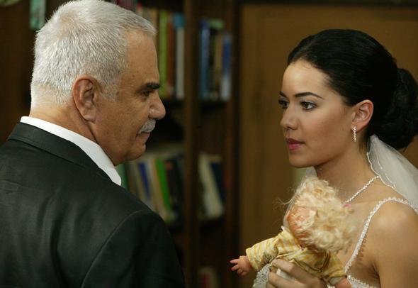 * Fahriye mkemmel teni olan bir kzd. l ld. Damarlar grnrd. ok duru, ok effaf, porselen gibi bir kzd. Beni dnne armad ama ben hi alnmadm. nk o farkl bir yol seti. Bir yerde grsem yine atlarz birbirimizin boynuna. Bennu ile hala gryoruz.