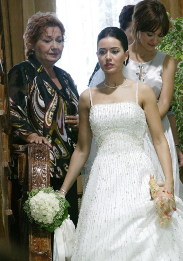 * Dizinin tekrarlarn hala izliyorum. zlerek bakmyorum iine giriyorum. nk yaadm eyler... Modern Trkiye, teknoloji falan diyoruz ama tr tr yanan sobay zlemiyor muyuz? Azmzn tad tuzu maalesef yok artk.    * Resimlerim duruyor. Anlarm duruyor. Yaprak Dkm yle bir iti ki, maddi olarak saklayacak hibir eyin yok. ama manevi olarak srtlamaya kalksan uvala girmez.