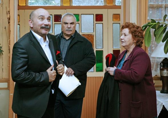 * Bizim setimizde hi dedikodu, kavga olmazd. nk genler bizi ok sayard. Halil bir baba ben bir anneydim o sette.