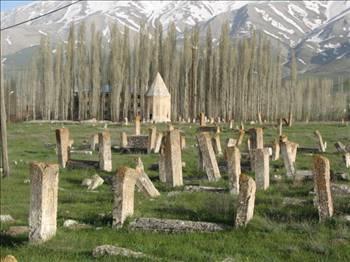 inli bir ailenin cenazesine ne kadar ok insan gelirse aile o kadar ansl saylyor. Cenazeye gelen saysn artrmak iin, trene dans aranlar bile oluyor...