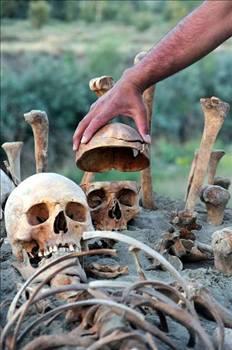 10. Madagaskar yerlileri llerin kemiklerini topran altndan karp, kasabann etrafnda bir tur gezdirdikten sonra tekrar gmyorlar. Bu trene 'famadihana' ad veriliyor.