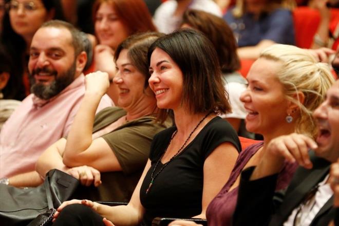 nl yldz birlikte olduklar eski haber spikeri Defne Samyeli de yalnz brakmayarak syleiyi ilk sralardan izledi.