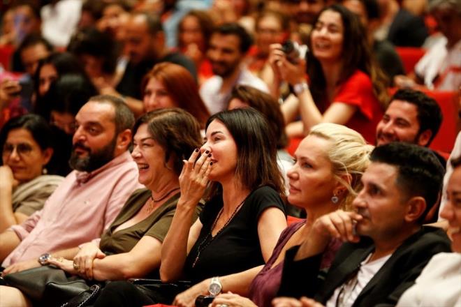 Gazetecilerin, &#8220;Bir dahaki ay emede dn olacayla ilgili haberler var doru mu?&#8220; eklindeki sorusuna Cem Ylmaz esprili bir ekilde, &#8220;Siz gidin biz geliyoruz oraya&#8221; karln verdi.