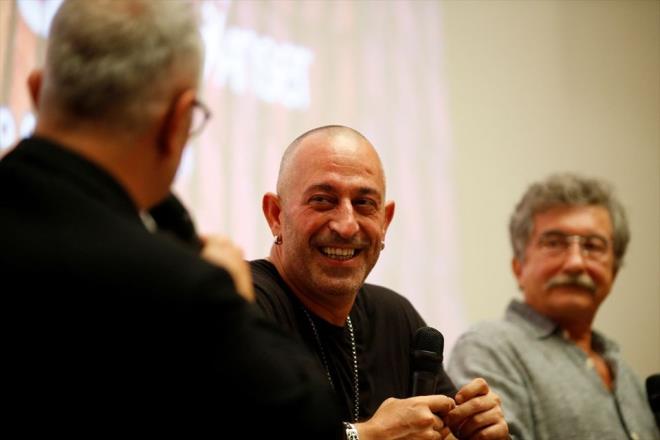 Cem Ylmaz, kendisine sinemann kaplarn aan ve ilk rol ald &#8216;Her ey ok Gzel Olacak&#8217; filminin ynetmeni mer Varg ve televizyoncu Yekta Kopan ile birlikte hayranlarn kahkahaya boan bir syleiye imza att.