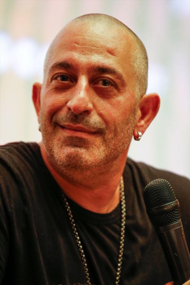 nl ovmen Cem Ylmaz, 55. Antalya Uluslararas Altn Portakal Film Festivali&#8217;ndeki syleisinde yzlerce hayranyla bulutu.