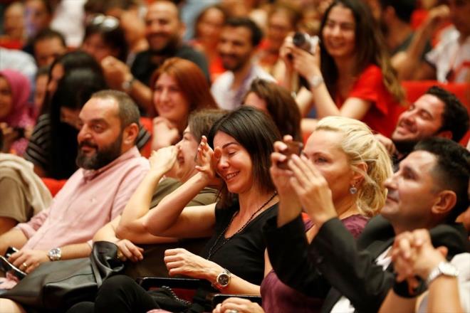 SZ GDN BZ GELYORUZ ORAYA    Syleinin ardndan salondan ayrlp, kendilerini bekleyen VIP minibse binen Defne Samyeli ok iyi olduunu sylerken evlilik sorusunu kibarca geitirip, korumalarna &#8220;kapy kapatn&#8221; diyerek araca bindi.