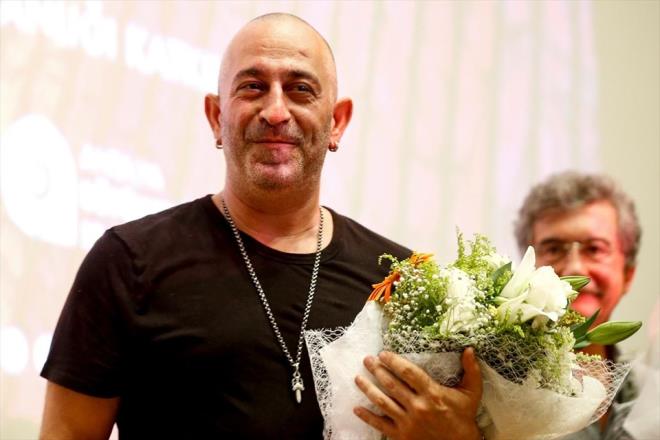 . Tklm tklm dolan salonda yer bulamayanlar Cem Ylmaz&#8217;n syleisini salon dna kurulan barkovizyondan takip etti.