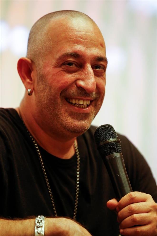 Daha sonra gelen Cem Ylmaz magazin muhabirlerinin srarl sorularn cevaplandrd. 2019&#8217;un dolu dolu geeceini syleyen Ylmaz, &#8220;Gelecek yl Ocak&#8217;ta filmler kacak. Mart&#8217;ta da bir grup film var. Gsterilerle birlikte dolu dolu bir yl olacak&#8221; dedi.