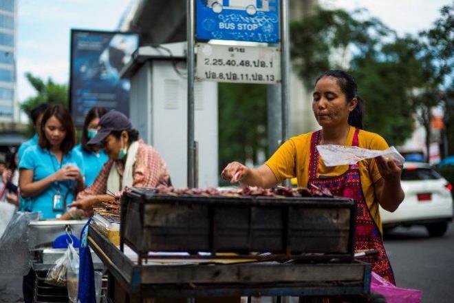 10. BANGKOK    Seyahat tutkunlarnn Bangkok&#8217;u tercih etmelerinin en nemli nedenlerinden biri sokaklardaki Tayland lezzetleri. Wang Lang Pazar&#8217;nda noodle (erite) eitleri bata olmak zere pek ok Tayland yemeini bir arada bulmak mmkn.