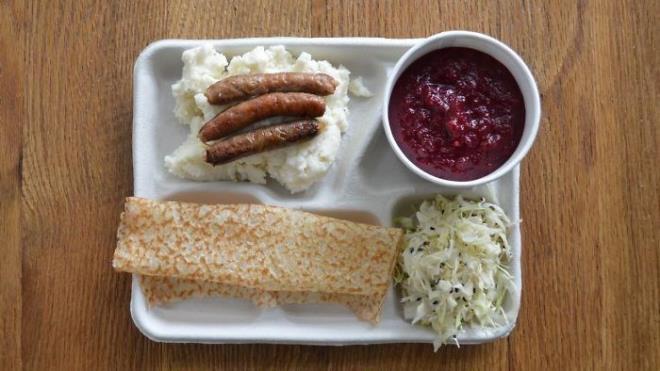 UKRAYNA    Sosisli patates presi, pancar orbas, lahana ve pancake.