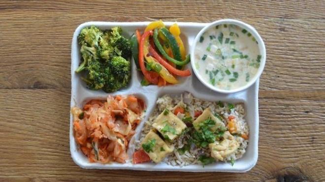 GNEY KORE    Balk orbas, pilav st soya peyniri, kimchi (Sebzeli Kore yemei), taze sebzeler.