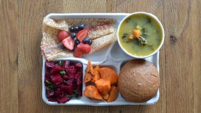 FNLANDYA    Bezelye orbas, pancar salatas, havu salatas, ekmek ve meyveli pancake.