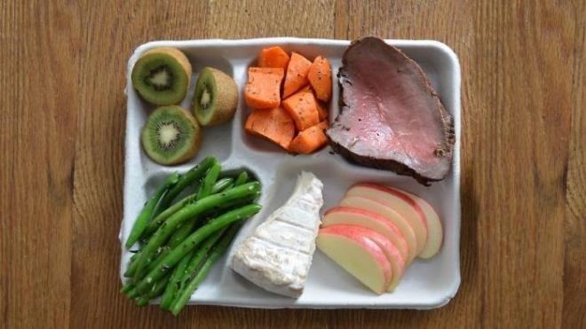 FRANSA    Biftek, havu, yeil fasulye, peynir ve taze meyve.