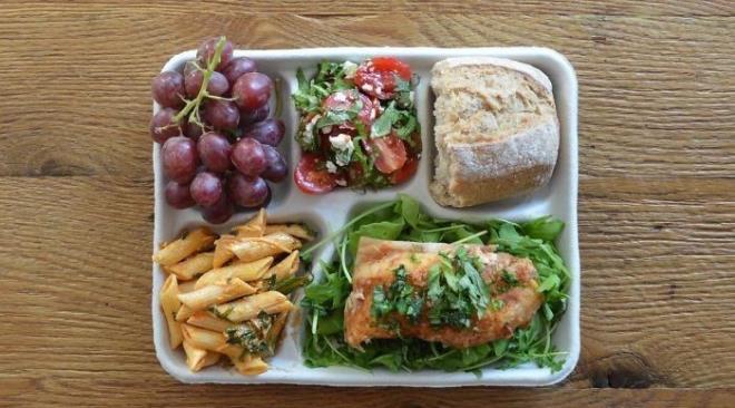 TALYA    Balk, domates soslu makarna, capri salatas, baget ekmek ve zm.