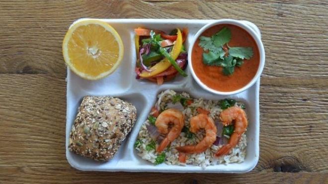 SPANYA    Esmer pirin zeri sotelenmi karides ve sebzeler, gaspao (souk domates orbas), taze biberler, ekmek ve portakal.