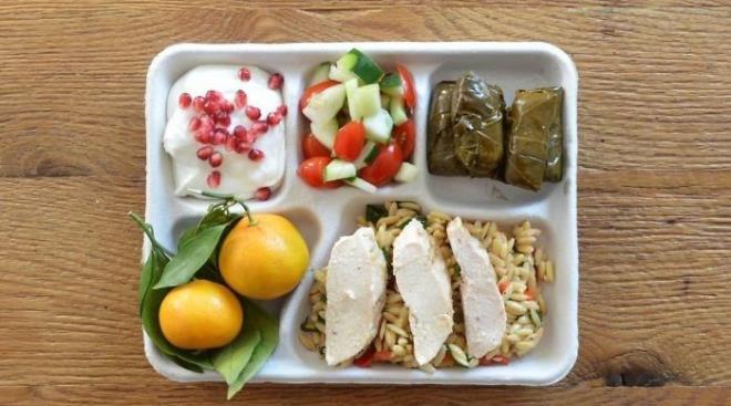 YUNANSTAN    Arpa ehriye pilav st zgara tavuk, sarma, domates ve salatalktan oluan salata, mandalina ve narl yourt.