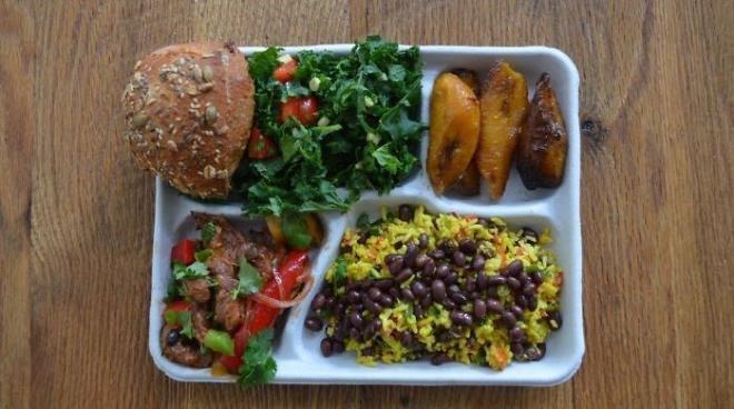 BREZLYA    Sebzeli domuz eti, siyah fasulye ve pirin, salata, ekmek ve kzarm muz.