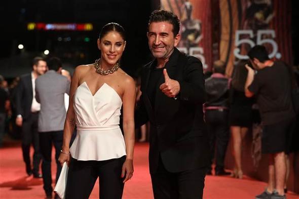 Krmz halda kyafetleriyle gze arpan nl isimlerin yan sra baz davetliler sempatik tavrlaryla dikkatleri zerine ekti.