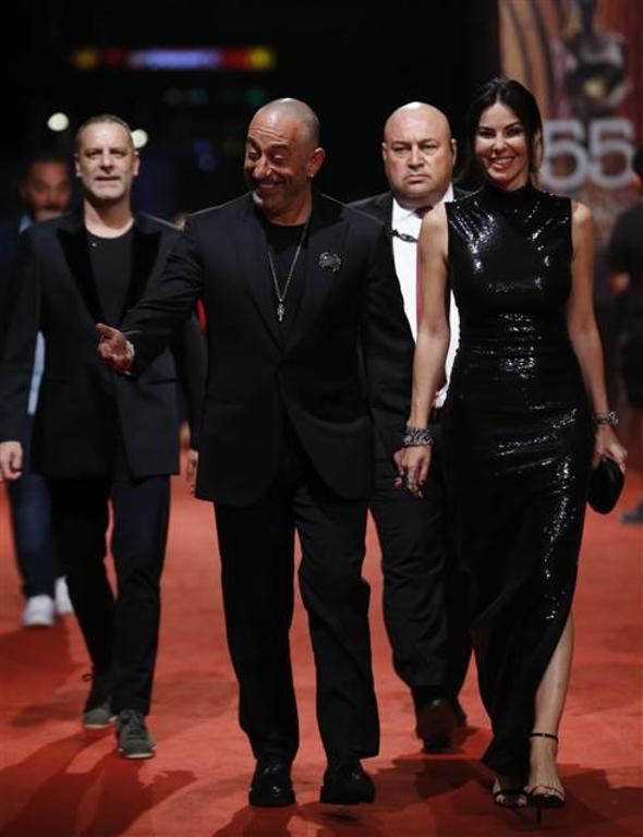 Geceye sevgilisi Defne Samyeli ve oyuncu Ozan Gvenle birlikte gelen Cem Ylmaz, ok teekkr ederim. ok mutluyum dedi. Ylmazn bir sre nce ayrld eski ei Ahu Yatu da, Ylmazn ardndan krmz haldan geerek tren alanna girdi.