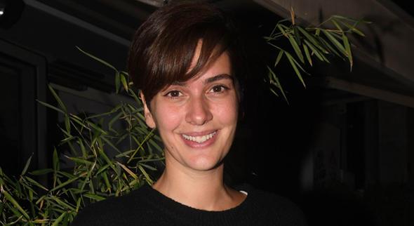 Ksack kestirdii salar nedeniyle olduundan daha gen grndn belirten Korel "28 yanda olduumu syleyen bile kyor" demiti.