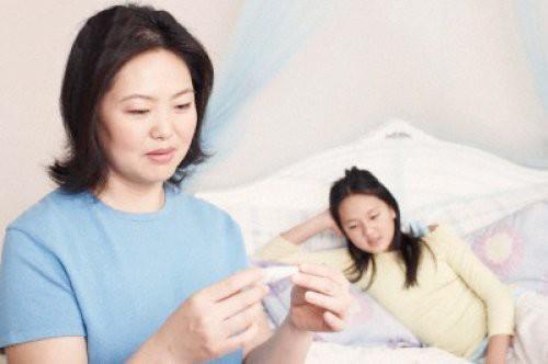 - Eer ocuunuz ateli havale geiriyorsa. (Ateli havale genelde ocuunuzun atei normalden ok yksek ise grlr. Havale annda ocuunuzun elleri ve ayaklar iddetli bir ekilde sallanmaya balar ve gzleri arkaya doru kayabilir. Ateli havale genelde 1-5 dakika srer. ocuunuzun elinin veya kolunun birka kere sallanmas, onun havale geirdii anlamna gelmez.)