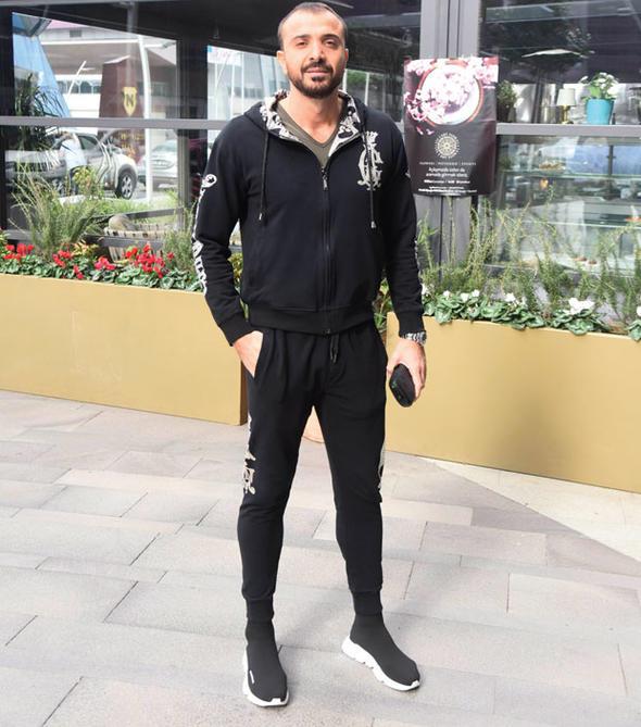 Okan Kurt, yurtdndan aldn syledii ilgin spor kyafetiyle grntlendi.